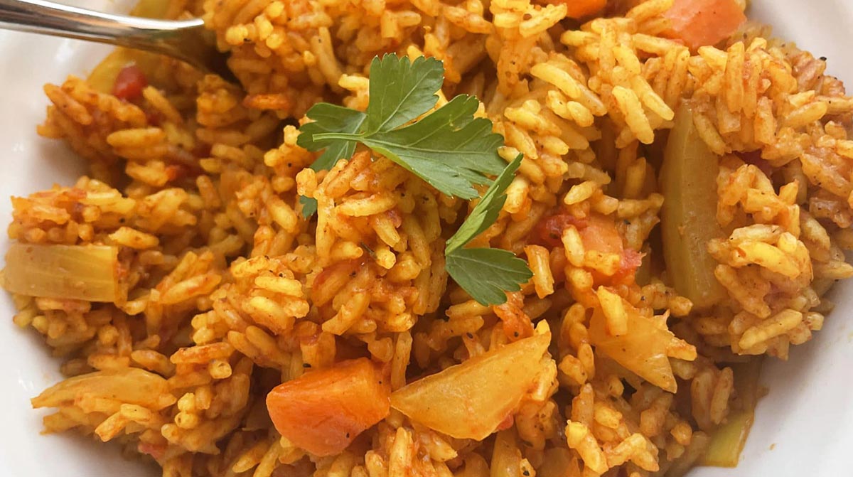 Burkunabe ris gras is rice cooked in seasoned tomato sauce with chicken